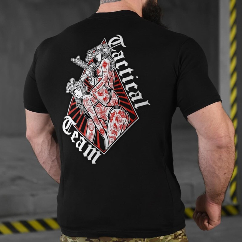 Футболка з принтом Дівчата Мілітарі Tactical Pin-up Стрейч-котон Чорна Футболка з принтом Дівчата Мілітарі Tactical Pin-up Стрейч-котон Чорна